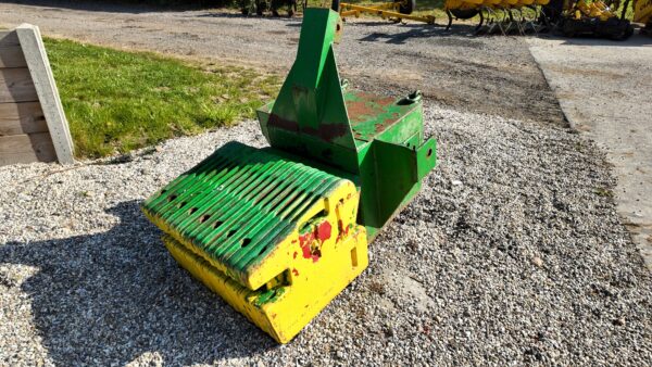 John Deere weight block with 18 x 50kg wafer weights